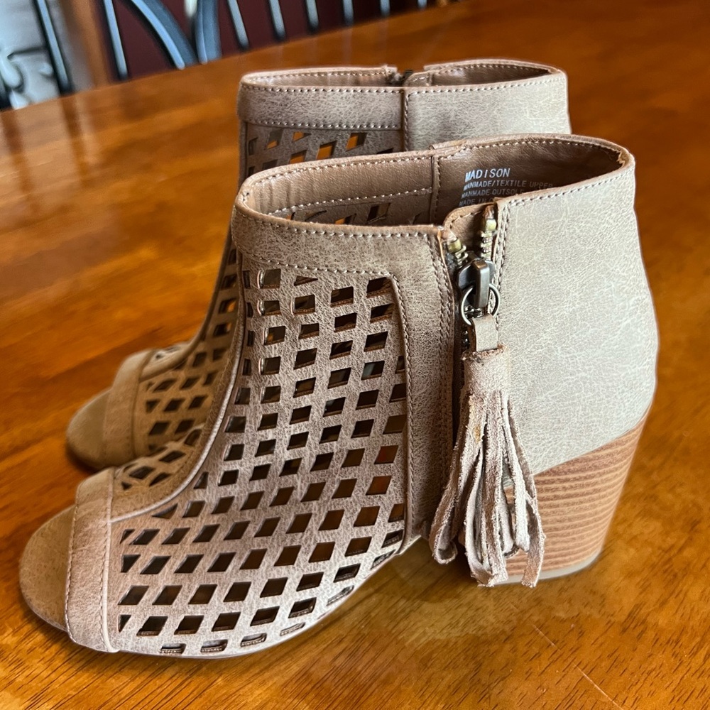 EUC Jellypop brand peep toe booties size 6. Super cute and trendy! Light brown.